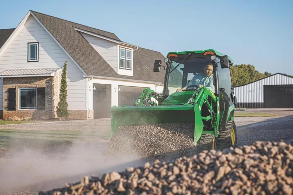 John Deere tutvustas oma uuendatud 1. seeria kompakttraktoreid.
