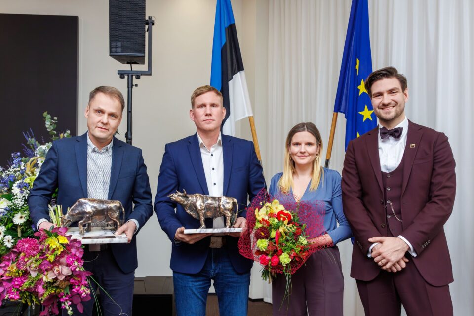 Parimad karjakasvatajad Marko ja Lisanna Hiiemäe ning Jaanus Kiisk koos regionaal- ja põllumajandusminister Hendrik Johannes Terrasega.