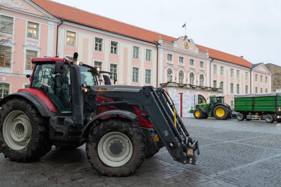 Kolmapäeval kogunevad ligikaudu 400 traktorit 16 paika üle Eesti, et juhtida tähelepanu põllumajandussektori keerulisele olukorrale.