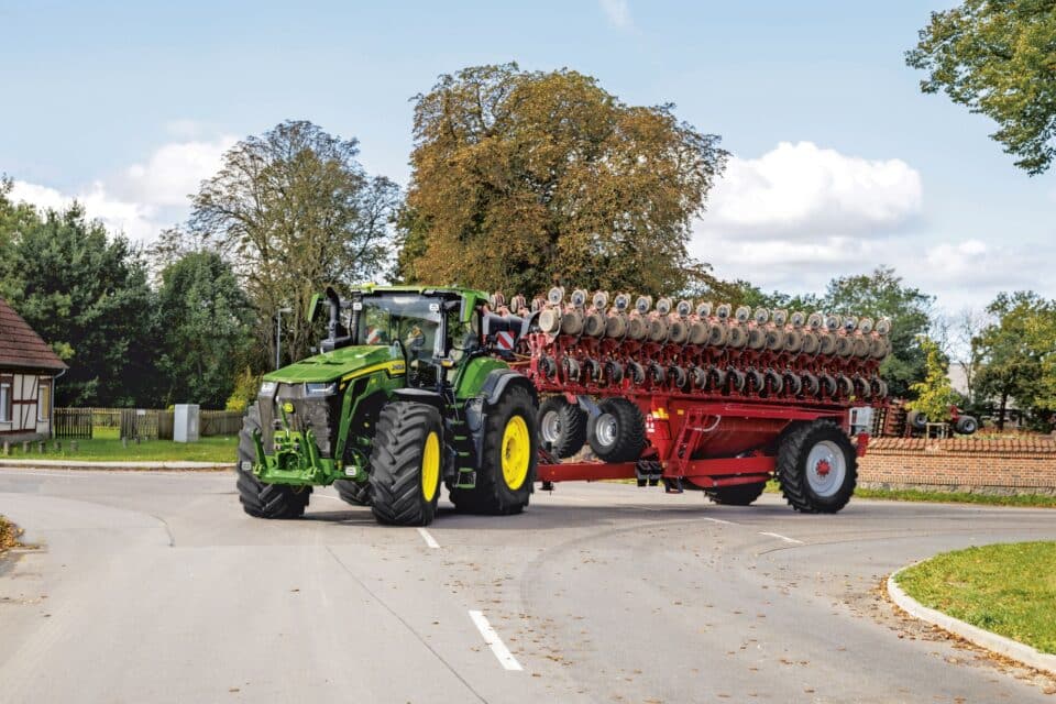 John Deere teatas kolme uue kõrgvõimsusega traktori lisamisest oma 8R ja 8RX seeriasse.